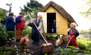 Niños en una guardería al aire libre en Fife