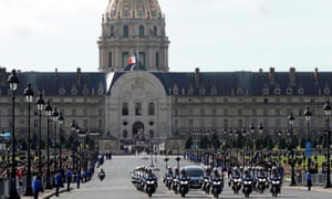 The hearse transporting Jacques Chirac’s coffin leaves the Hôtel des Invalides for the church of Saint-Sulpice in Paris for his funeral service.