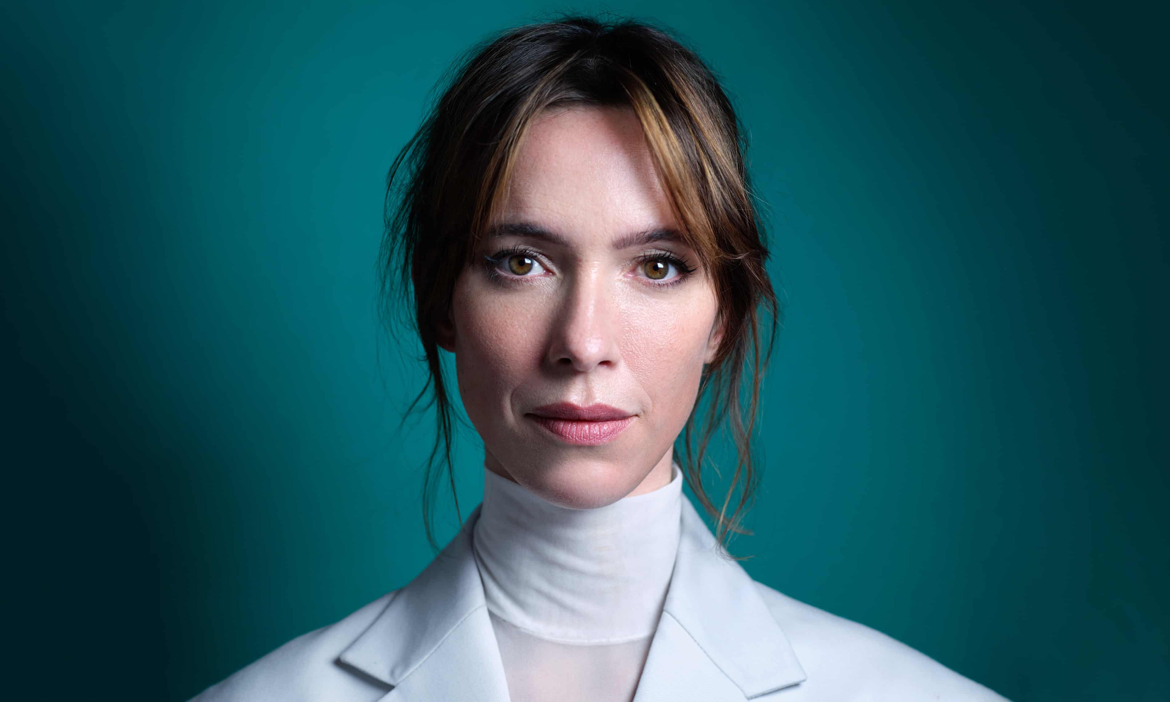 Rebecca Hall discutând despre filmul Passing și teme precum sănătatea mintală, rasismul și maternitatea. | sursa foto: The Guardian Rebecca Hall discutând despre filmul Passing și teme precum sănătatea mintală, rasismul și maternitatea. | sursa foto: The Guardian