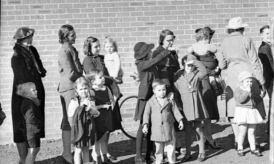 People queue for immunisation at Maroubra School in July 1939.