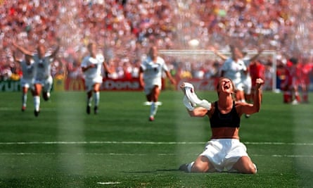 Brandi Chastain celebra tras el penal de la victoria de Estados Unidos en la tanda final del Mundial de 1999