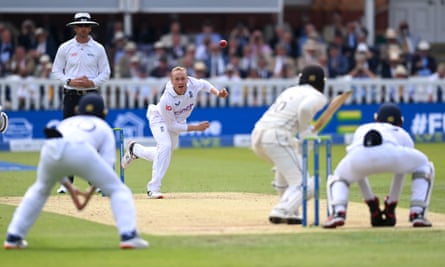 Matthew Parkinson dari Inggris kalah dari Tom Blundell dari Selandia Baru pada hari kedua Tes pertama.