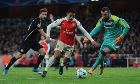 Alexis Sanchez scores for Arsenal against Dinamo Zagreb.