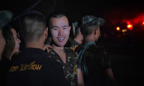 Military personnels, rescue workers and volunteers head out from Tham Luang.