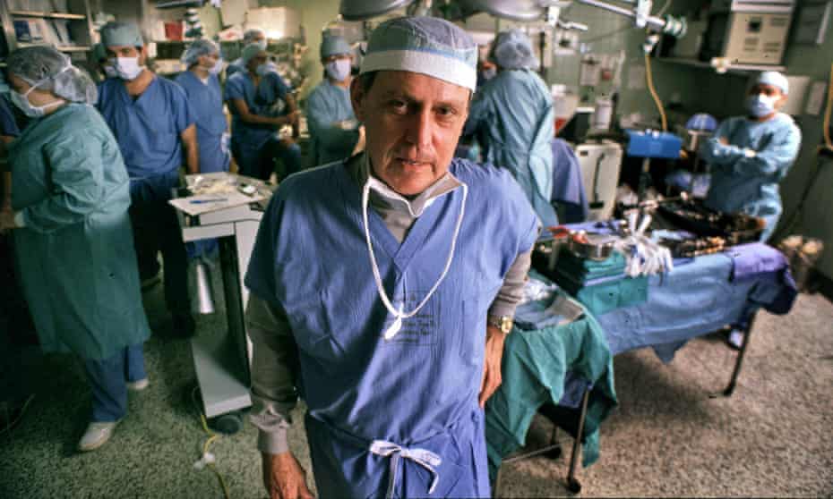 A 1989 photo shows transplant pioneer Dr Thomas E. Starzl as he oversees a liver transplant at the University of Pittsburgh Medical Center.