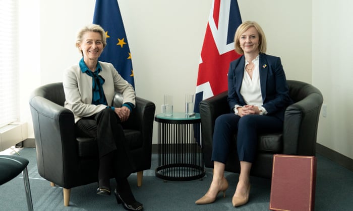 Liz Truss führt ein Einzelgespräch mit Ursula von der Leyen in New York.