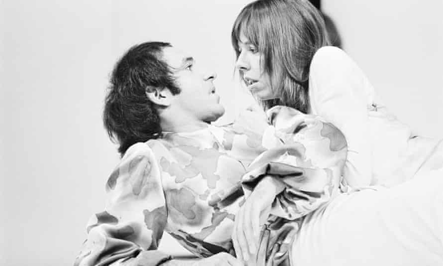 Frances de la Tour comme Helena, avec Ben Kingsley comme Demetrius, dans A Midsummer Night's Dream, 1970.