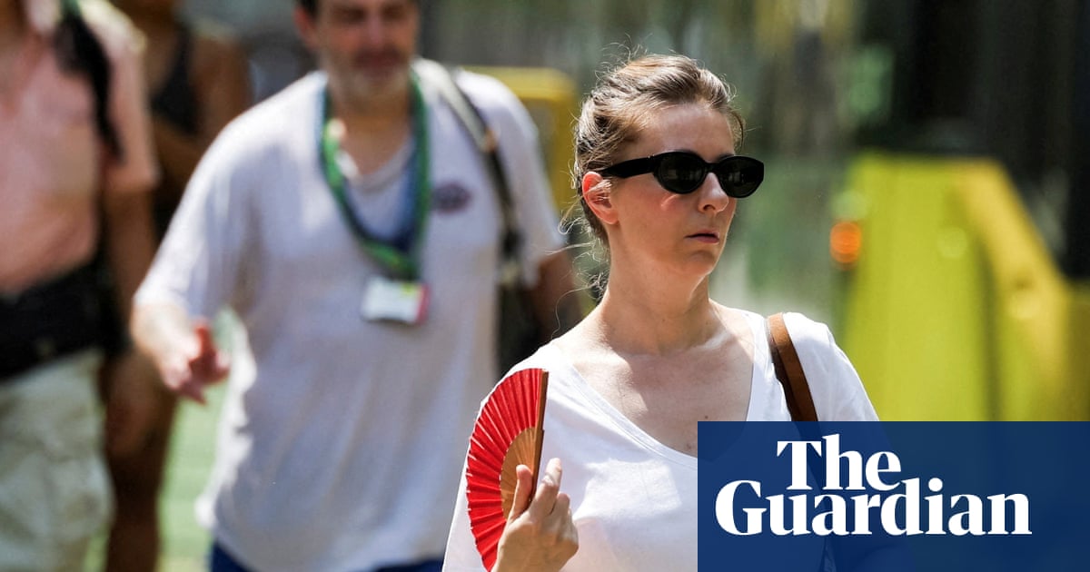 Europeans voice concerns amid sweltering heatwave - video