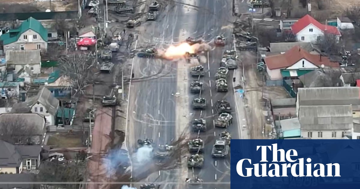 Drone footage shows Ukrainian ambush on Russian tanks