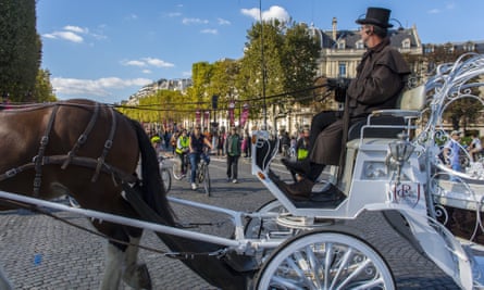 Horse-drawn carriage on the streets of PAris