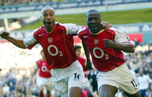 Lauren y Thierry Henry se deleitan con el gol del defensor que puso al Arsenal 2-1 en su victoria por 5-4 sobre el Tottenham en White Hart Lane en noviembre de 2004.