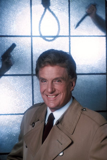 Robert Stack presents Unsolved Mysteries in 1989, with images of knives and nooses behind him.