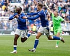 Maitland-Niles stunner rescues late point for Everton against Manchester United