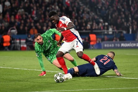 Bukayo Saka scores for Arsenal.