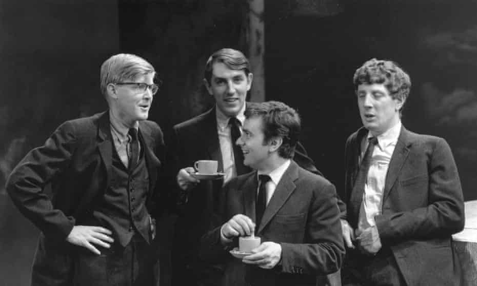 Jonathan Miller, rechts, in Beyond the Fringe, mit, von links: Alan Bennett, Peter Cook und Dudley Moore.