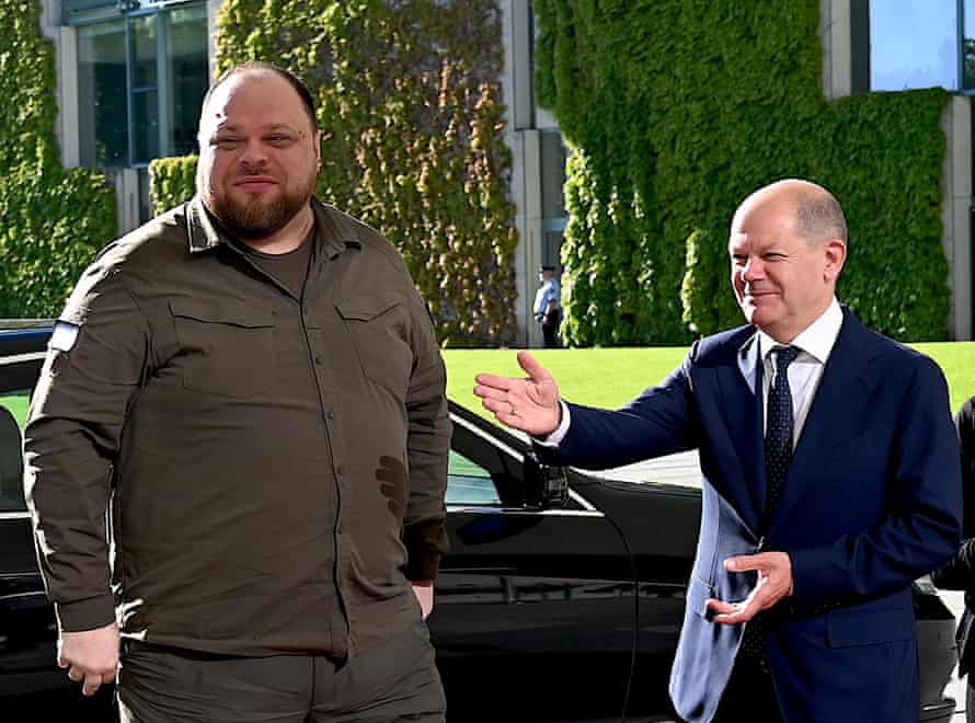 Chairman of the Ukrainian parliament Ruslan Stefanchuk in Berlinwith German Chancellor Olaf Scholz (R).