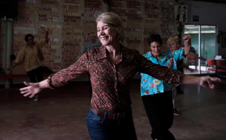 Gail Rozvaczy, de 60 años, durante una clase de baile en línea.