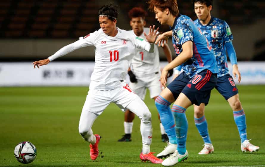 Le Myanmar Win Naing Tun (à gauche) lors de la défaite 10-0 de vendredi dernier contre le Japon.