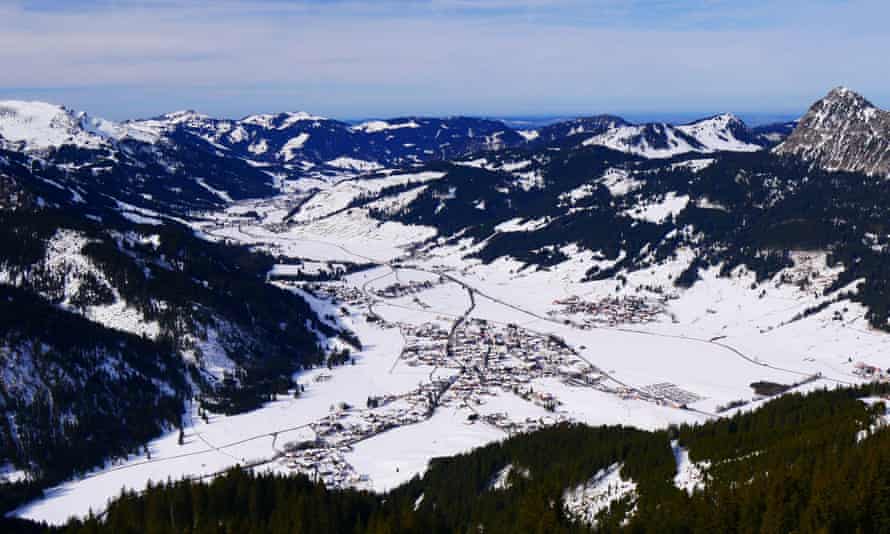 Tannheim, Austria: Winterly panorama over the Tannheim valley and the surrounding Tirol Alps2B0KHXP Tannheim, Austria: Winterly panorama over the Tannheim valley and the surrounding Tirol Alps