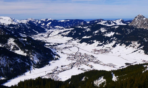 Tannheim, Österreich: Winterliches Panorama über das Tannheimer Tal und die umliegenden Tiroler Alpen2B0KHXP Tannheim, Österreich: Winterliches Panorama über das Tannheimer Tal und die umliegenden Tiroler Alpen