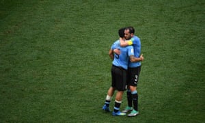 Luis Suárez, izquierda, y Diego Godín reaccionan abrazados después de la derrota ante Francia en los cuartos de final de la Copa del Mundo.