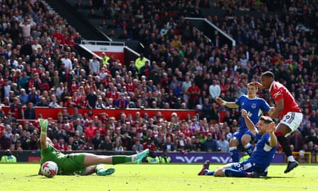 Anthony Martial dari Manchester United mencetak gol untuk menjadikannya 2-0.