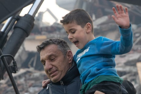 Rettungskräfte tragen Yiğit Çakmak, einen 8-jährigen Überlebenden, aus den Trümmern, aus denen er gerettet wurde.