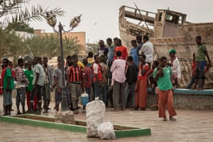Des Éthiopiens à court d'argent attendent aux quais de la ville de Tadjoura, en route pour Obock, dans l'espoir de trouver un emploi occasionnel