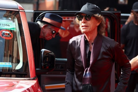 Jagger and Richards arriving in a London cab at the Hackney Diamonds launch.