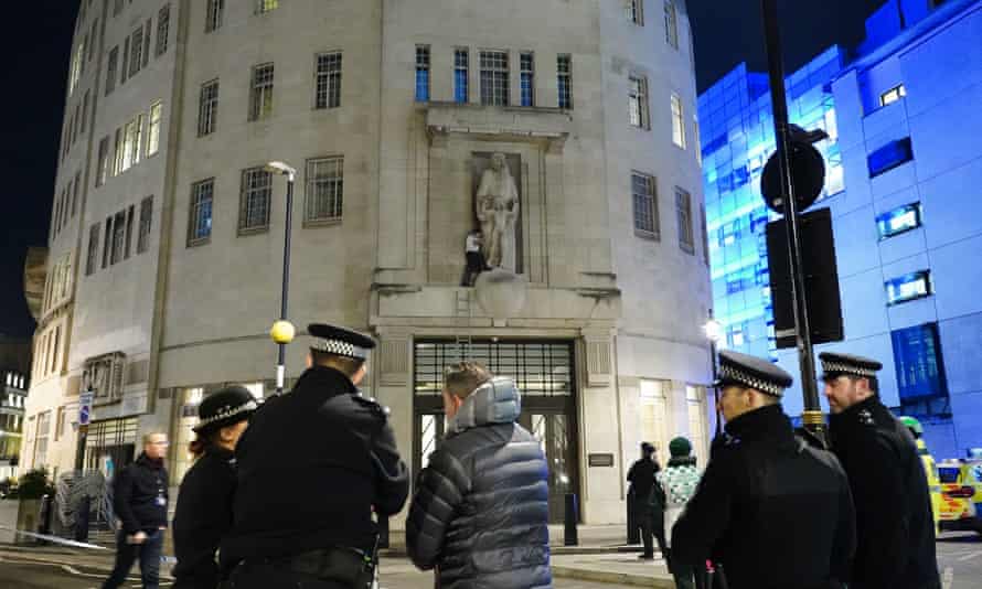 Man uses hammer to attack statue on front of BBC Broadcasting House | BBC 1 3500