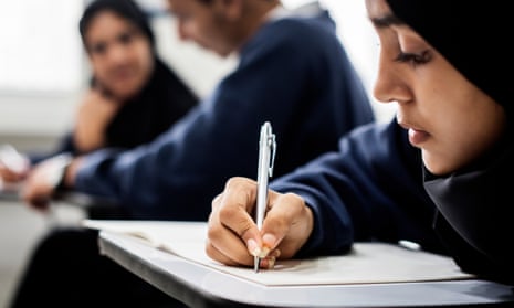 بچه هاي مسلمان در حال تحصيل در كلاس درس