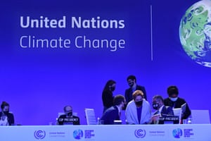O presidente da Grã-Bretanha para Cop26, Alok Sharma (segundo da direita) fala com a secretária executiva da UNFCCC, Patricia Espinosa (terceira da direita) e outros membros de sua equipe após uma sessão informal de avaliação na cúpula