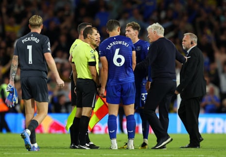 Everton manager David Moyes and James Tarkowski remonstrate with referee Chris Kavanagh after their defeat to Leeds.