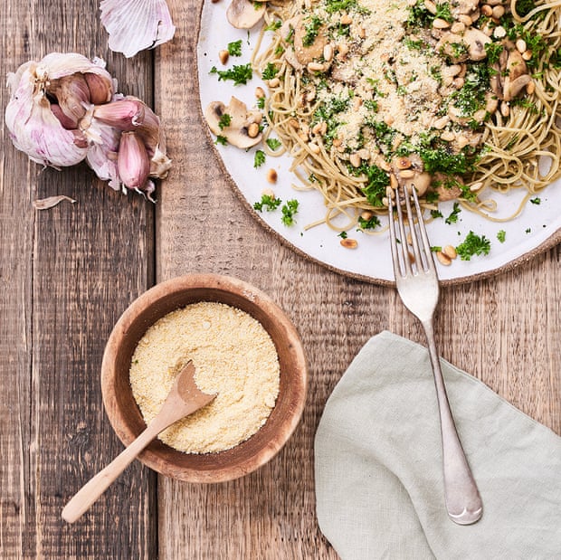 Bitki bazlı parmesan: Besleyici maya ve kuruyemişlerin bir karışımı ile yapılır