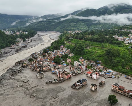 नेपाल के नुवाकोट जिले के त्रिशूली में अचानक आई बाढ़ के बाद गुरुवार को संपत्तियां कीचड़ से ढक गईं
