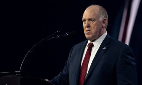 Un hombre mayor con traje en el escenario.