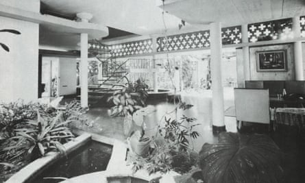 Open-plan ground floor, with courtyards and pools. Chandra Amarasinghe House Colombo, 1960.