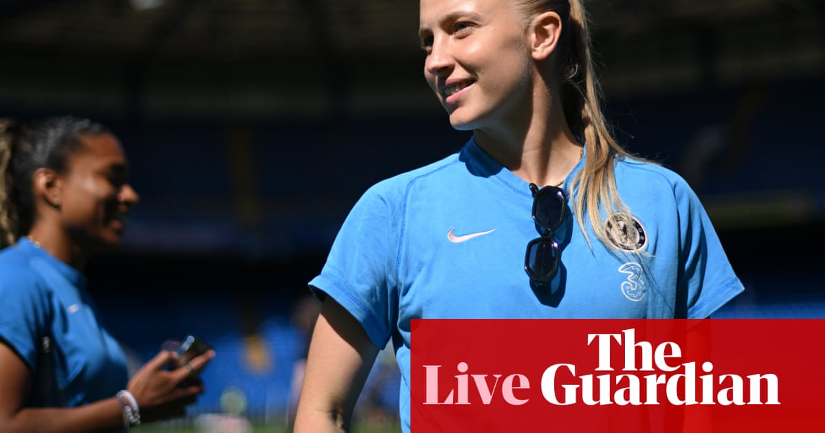 Chelsea bid for unbeaten season, Arsenal v Manchester United: WSL final day live