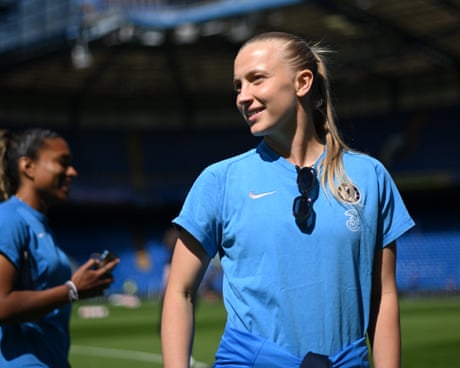 Chelsea bid for unbeaten season, Arsenal v Manchester United: WSL final day – live