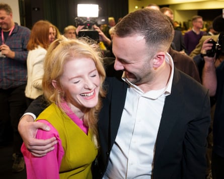 Elettori al seggio elettorale