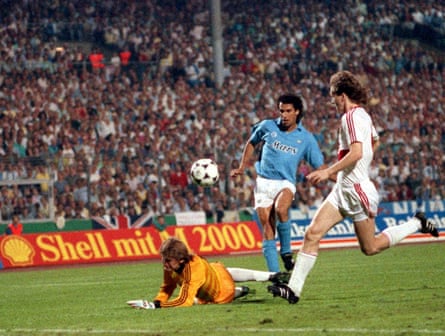Careca levanta el balón sobre el portero de Stuttgart Eke Emil para marcar el tercer gol del Napoli contra Stuttgart.