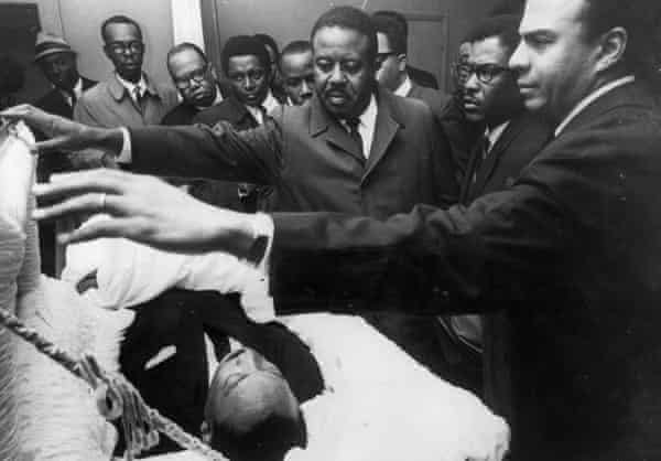 Persone in lutto, tra cui Ralph Abernathy, centre e Andrew Young, giusto, rendono omaggio mentre Martin Luther King si trova nello stato di Memphis, Tennessee.