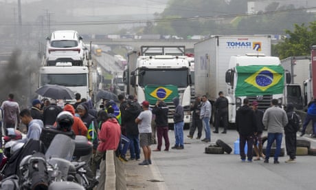 Caminhoneiros apoiadores de Jair Bolsonaro bloqueiam rodovia para protestar contra sua derrota eleitoral para Luiz Inácio