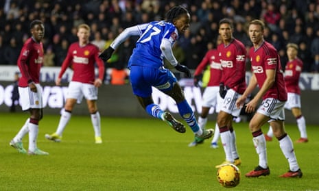 Martial Godo van Wigan Athletic nadert tijdens de derde ronde van de Emirates FA Cup tegen Manchester United.