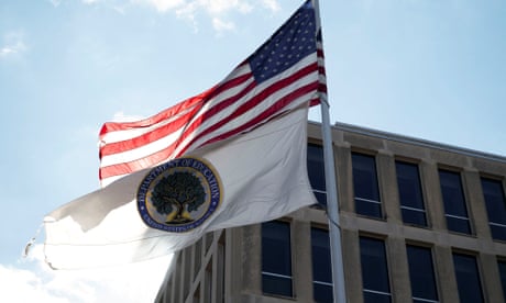 Một lá cờ Hoa Kỳ và một lá cờ của Bộ Giáo dục Hoa Kỳ tung bay bên ngoài tòa nhà Bộ Giáo dục Hoa Kỳ tại Washington, DC, Hoa Kỳ, ngày 1 tháng 2 năm 2025. REUTERS/Annabelle Gordon