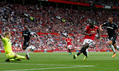 Romelu Lukaku gives Manchester United the lead against West Ham