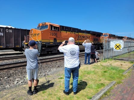 empat orang di dekat rel