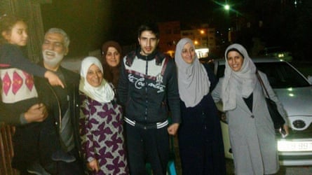 De izquierda a derecha: Yara, la hija de Hadi, Khader, el hermano de Huda (sosteniendo a Yara), Layla, la esposa de Khader, Fátima, la hermana de Huda, Hadi, Amineh, la hermana de Huda, y Huda.