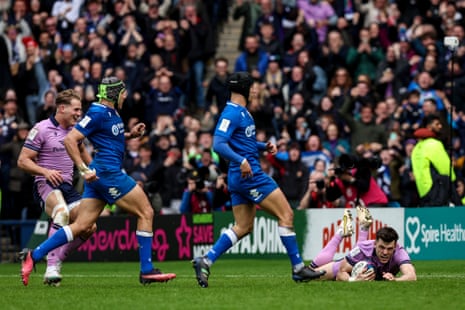 L'Écossais Blair Kinghorn marque son quatrième essai pour mettre fin au match.