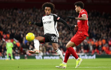 Willian holds the ball against Liverpool